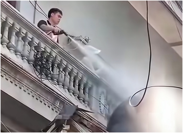 Rõ cái kết vụ xịt nước vào thợ xây nhà hàng xóm ở Hà Nội: “Ai cũng hoan nghênh, đánh đời lắm”