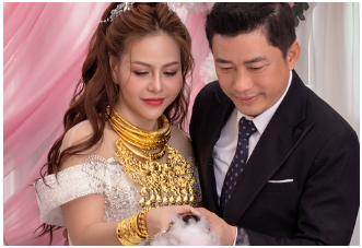 Rõ sự thật phía sau loạt ảnh diễn viên Kinh Quốc cưới vợ lần 3, cô dâu đeo vàng trĩu cổ: Không ngờ luôn đấy