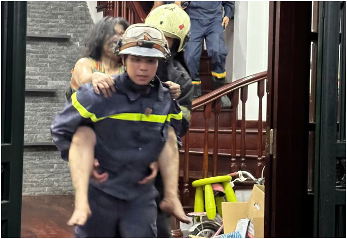 Cứu 4 người mắc k:ẹt trong ngôi nhà bị hỏ:a ho:ạn lúc rạng sáng ở Hà Nội: Khiến nhiều người thót tim
