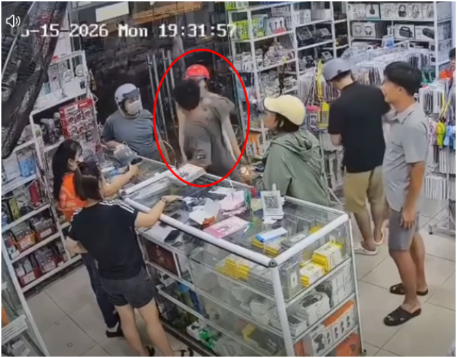 Bức xúc người đàn ông xô ngã cháu bé rồi đ::â/m vào mặt người mẹ: Không thể chấp nhận được