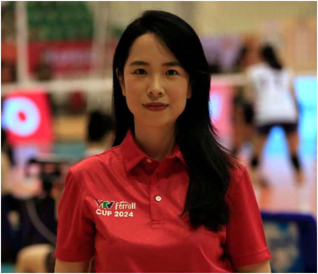 Rõ danh tính nữ MC nhà đài bị réo tên rần rần mấy ngày hôm nay: Mặc áo không phù hợp khi lên sóng chương trình