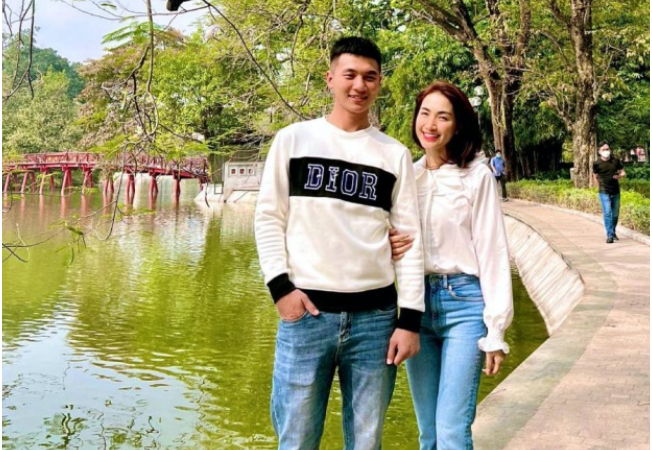 Hòa Minzy về quê Nghệ An để tiễn biệt Thượng úy Lê Văn Thắng: ‘Nói 1 câu đầy nghẹn ngào’