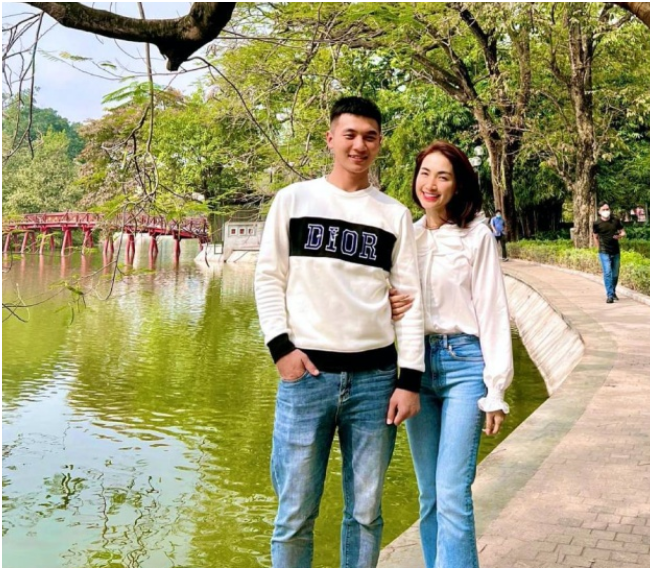 Hòa Minzy về quê Nghệ An để tiễn biệt Thượng úy Lê Văn Thắng: ‘Nói 1 câu đầy nghẹn ngào’