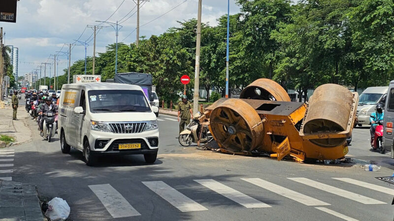 K:inh ho:àng xe lu lật ngửa, người đàn ông ôm bé trai tháo chạy trong gang tấc
