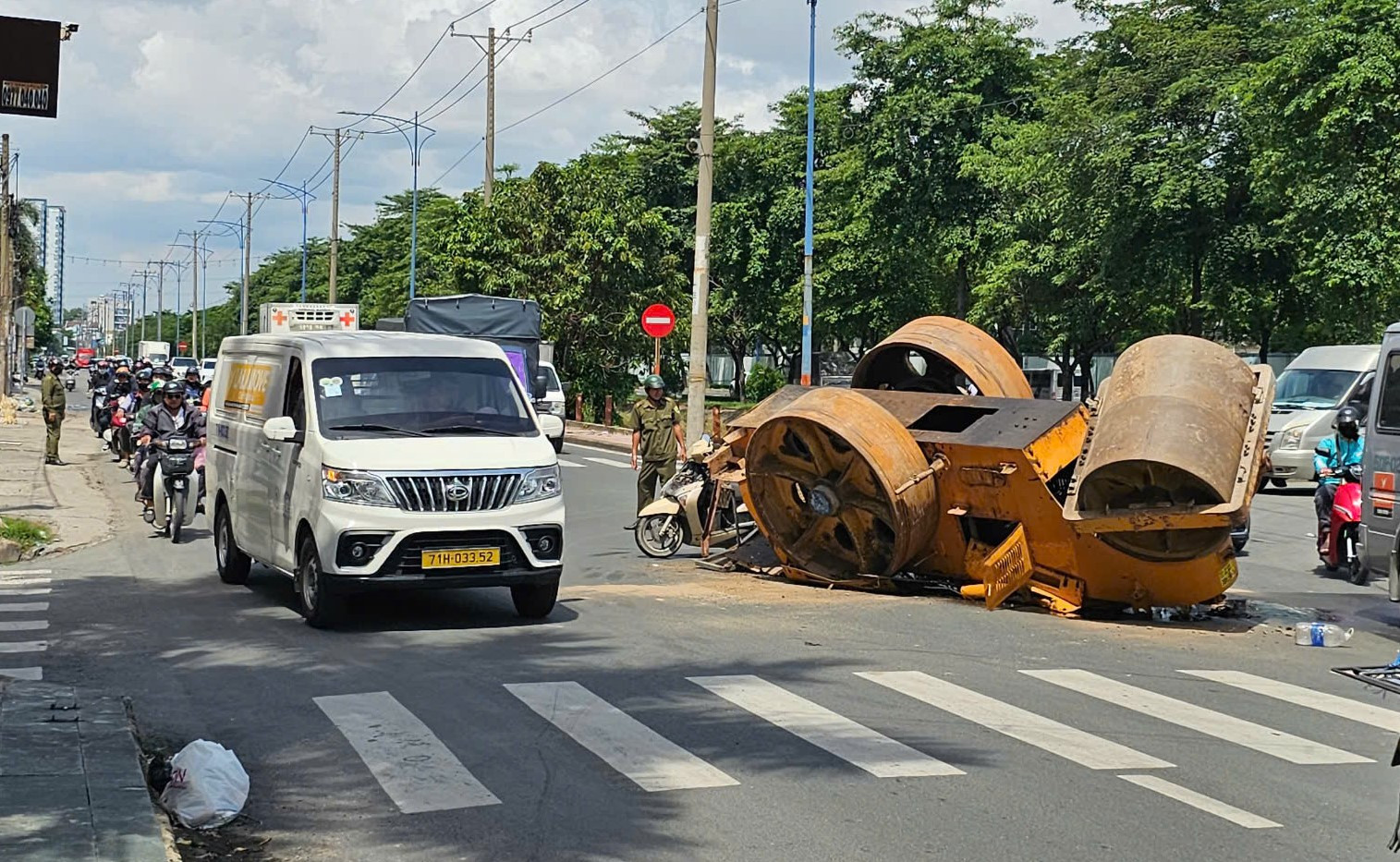 K:inh ho:àng xe lu lật ngửa, người đàn ông ôm bé trai tháo chạy trong gang tấc