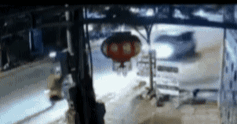 Vụ ôtô đâm xe máy khiến 2 vợ chồng tử vong, để lại 3 con nhỏ: Camera ghi lại toàn bộ khoảnh khắc đau lòng