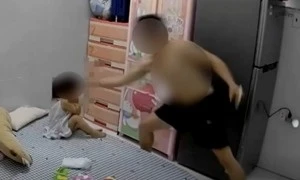 Triệu tập người đàn ông đánh đập dã man con riêng 3 tuổi của người tình ở TP.HCM: Đoạn clip khiến dư luận phẫn nộ