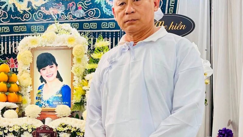 Khoảnh khắc cuối của bà Bạch Vân trong vòng tay NSND Tạ Minh Tâm: Gương mặt vẫn xinh đẹp, bình yên khiến ai cũng xót xa