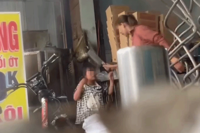 Người phụ nữ đánh, tát và cầm dao đe dọa bé gái 12 tuổi: Lý do được hé lộ khiến nhiều người không khỏi bức xúc