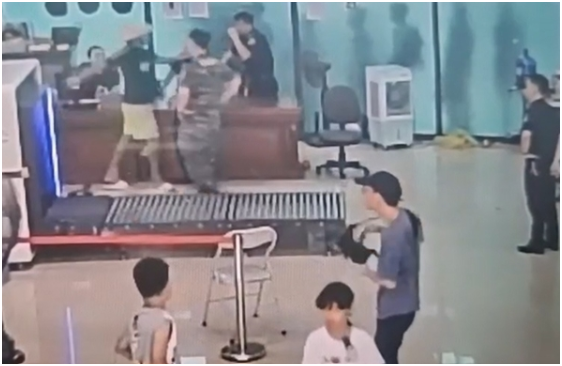 Chuyện gì thế này, Cán bộ hải quan Lào Cai bị đ:e dọ:a bằng hung khí: Có trích xuất camera luôn