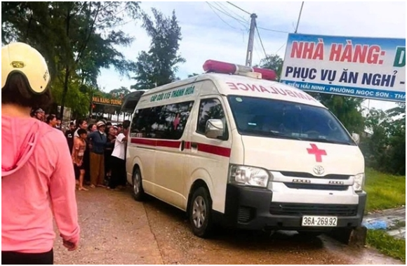 Rõ nguyên nhân hai anh em ruột không qua khỏi khi đứng dưới biển quảng cáo tránh mưa: Xót xa thật sự