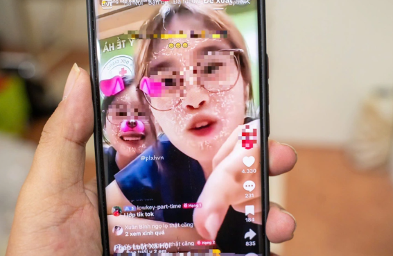 Hai cô gái mặc đồ nhân viên y tế dọa tiêm thuốc độc trên livestream là ai? Danh tính vừa được xác định