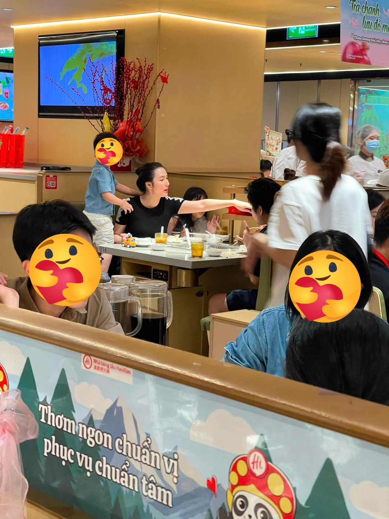 Mỹ nhân Việt và bác sĩ Chiêm Quốc Thái bị bắt gặp dùng bữa cùng nhau: Không khí ấm cúng vô cùng luôn, không khác gì một gia đình!