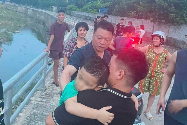 Cứu bé 4 tuổi giữa dòng nước xiết, cán bộ xã ở Thái Nguyên kể phút sinh tử: “Đến được chỗ cháu thì tôi gần như kiệt sức, còn uống phải mấy ngụm nước”