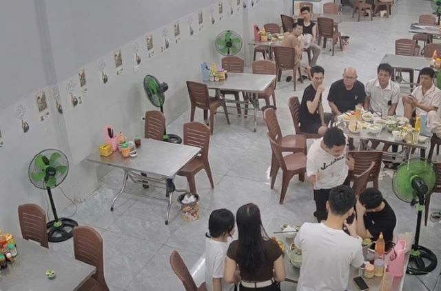 Mâu thuẫn trên bàn nhậu, người đàn ông liên tục dùng bát sành đánh vào vùng mặt đối phương: Clip gây sốc