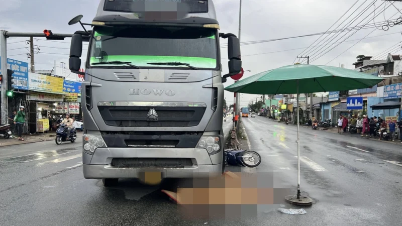 Nữ công nhân tử vong thương tâm sau cú rẽ trái trước xe đầu kéo ở TP.HCM