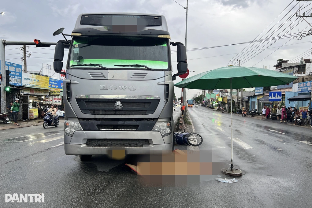 Nữ công nhân tử vong thương tâm sau cú rẽ trái trước xe đầu kéo ở TP.HCM
