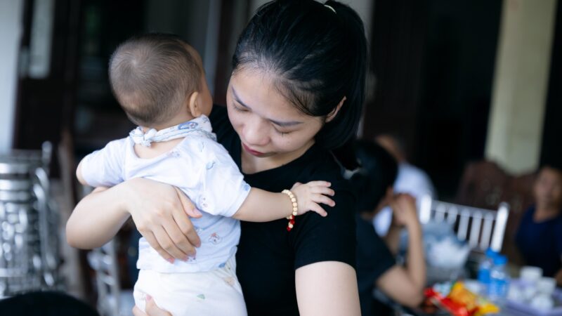 Xót xa lời kể của người vợ trẻ về cuộc gọi cuối cùng với chồng trước khi tử nạn trong động đất ở Nhật: “Không hiểu sao tối ấy, con cứ quấn quýt với bố mãi…”