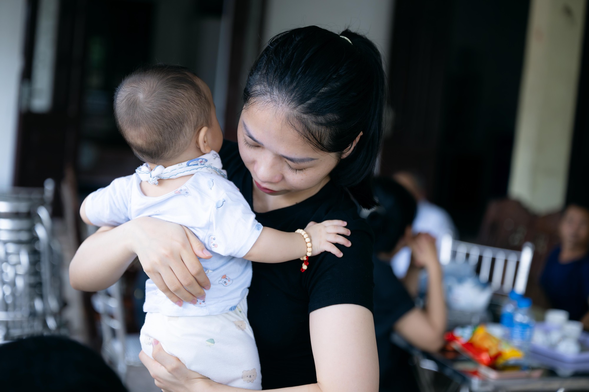 Xót xa lời kể của người vợ trẻ về cuộc gọi cuối cùng với chồng trước khi tử nạn trong động đất ở Nhật: “Không hiểu sao tối ấy, con cứ quấn quýt với bố mãi…”