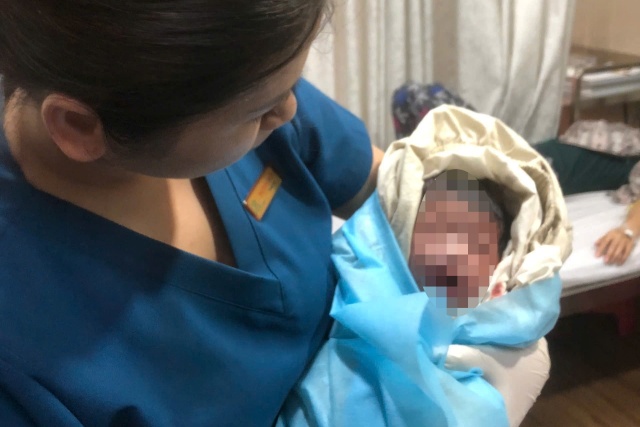 Người mẹ 17 tuổi sinh con trong nhà vệ sinh công ty rồi bỏ bé vào thùng rác: Những gì xảy ra sau đó khiến nhiều người lặng người