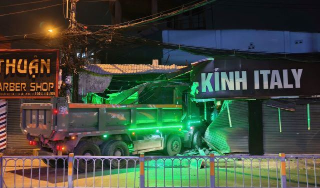 Xe ben mất lái lao thẳng vào tiệm kính mắt ở TP.HCM: Hiện trường tan hoang, 4 người thoát nạn trong tích tắc