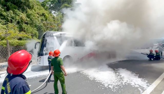 Lại thêm vụ xe khách cháy trơ khung ở Khánh Hòa: Hiện trường ám ảnh sau loạt tiếng nổ lớn