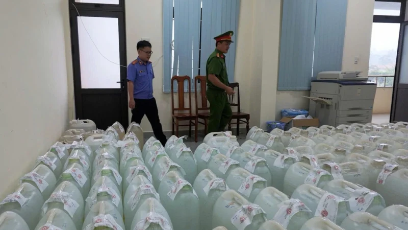 Khỏi cần ủ men: Pha cồn với nước lã thành “rượu”, người phụ nữ ở Quảng Ngãi bị khởi tố