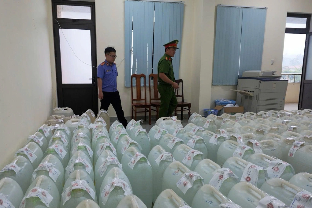 Khỏi cần ủ men: Pha cồn với nước lã thành “rượu”, người phụ nữ ở Quảng Ngãi bị khởi tố