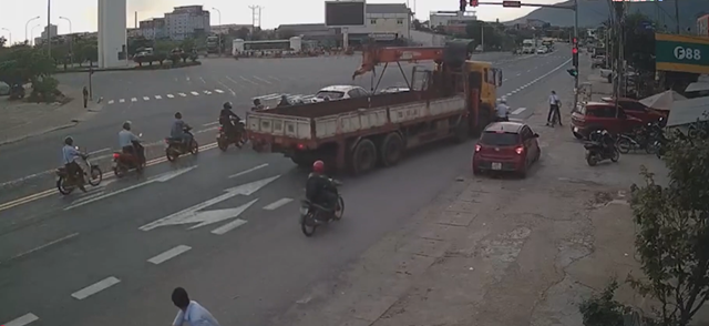 Đang dừng đèn đỏ, 4 xe máy bất ngờ bị xe tải cẩu lao vào: Hiện trường khiến nhiều người ám ảnh