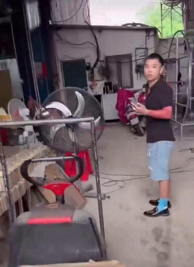 Rõ lý do Khánh Sky bị bắt giữ khẩn cấp sau vụ đến nhà Vua Quạt livestream chửi bới: Thì ra là vậy, chuyến này không nhẹ đâu!