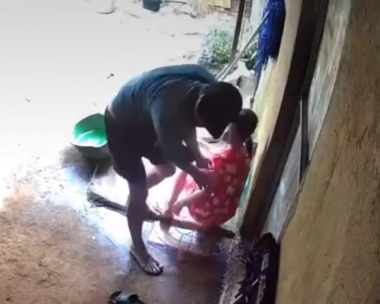 Bé gái bị người lạ bế khỏi nhà ở Đắk Lắk: Công an tung nhận dạng đối tượng, ai biết báo ngay