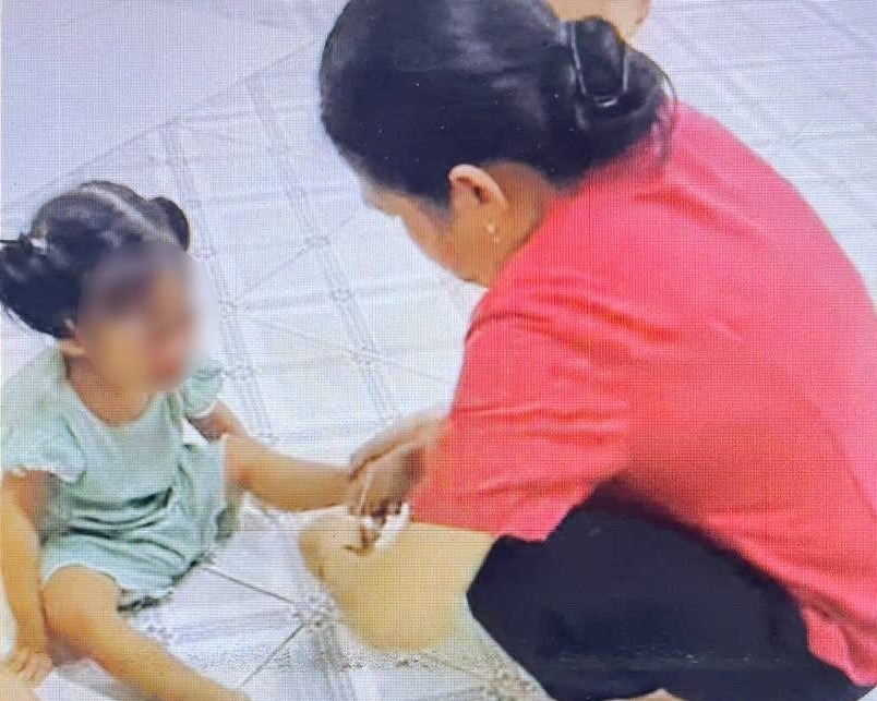 Nóng: Bắt khẩn cấp bảo mẫu Trường Mầm non Lá Xanh để điều tra hành vi đánh trẻ