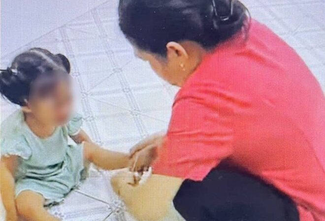Xôn xao clip bảo mẫu dùng dây thun bắn vào chân, vỗ mạnh lên đầu bé gái ở TP.HCM: Công an vào cuộc xác minh
