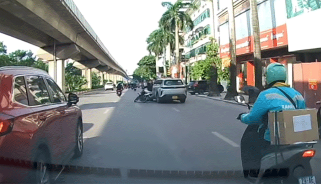 Bức xúc với clip ô tô và xe máy liên tục chèn ép nhau giữa đường: Người đi xe máy bị hất ngã, vẫn đứng dậy đuổi theo