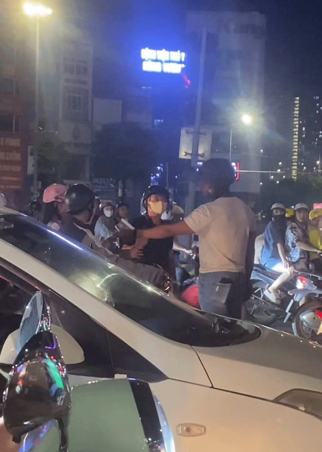 Người đàn ông nước ngoài liên tục xuất hiện, gạ gẫm các cô gái đi một mình ở Hà Nội: Thân thế không ai ngờ