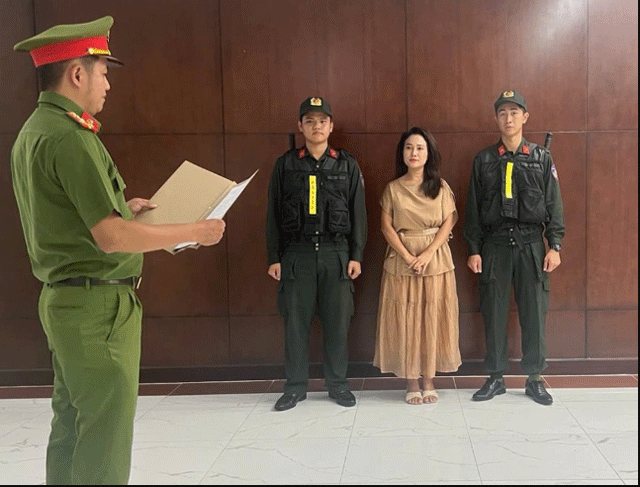 Một nữ ca sĩ vừa bị Công an TP.HCM khởi tố, hé lộ đường dây thu lợi bất chính số tiền lớn: Danh tính gây sốc!
