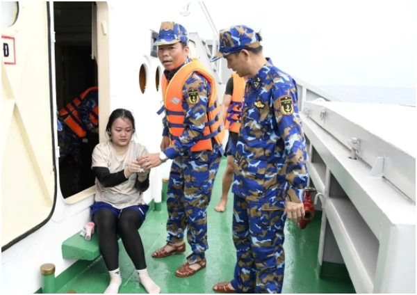 Vụ 2 cô gái sống sót thần kỳ sau 8 giờ trôi dạt ở biển: Nói điều không ngờ luôn