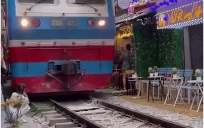 Xôn xao cô gái ngồi sát đường ray quay tàu hỏa, điện thoại bị hất văng: Quá nguy hiểm luôn