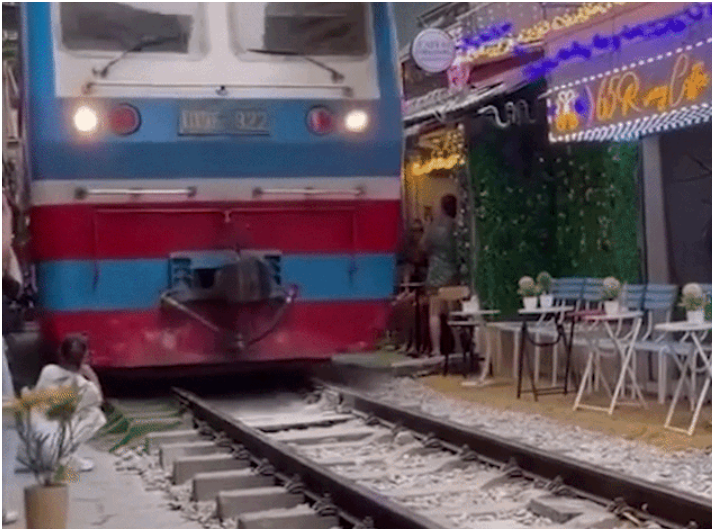 Xôn xao cô gái ngồi sát đường ray quay tàu hỏa, điện thoại bị hất văng: Quá nguy hiểm luôn