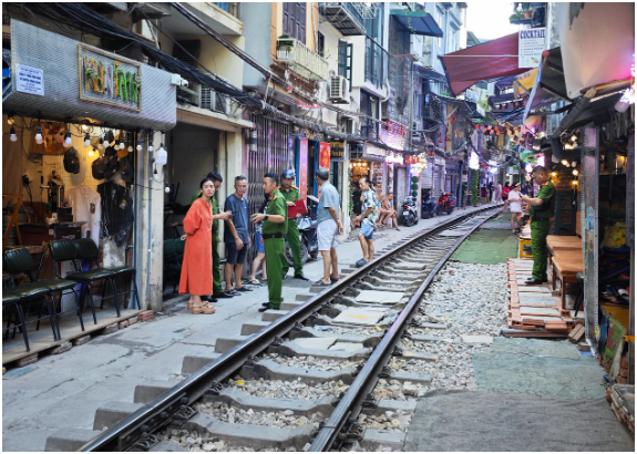 Nhân chứng kể tất tần tật về vụ cô gái quay phim sát đường ray: Nghe mà sợ giùm luôn đấy