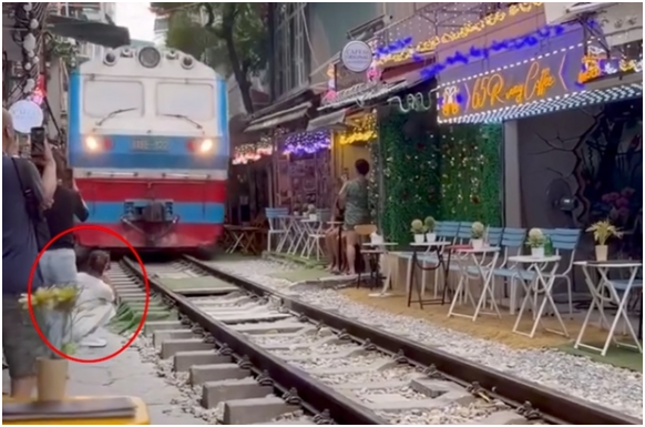Cô gái ngồi sát đường ray quay tàu đã không đến cơ quan công an trình báo mà tự rời khỏi hiện trường: Vẫn chưa xác định được nhân thân, lai lịch