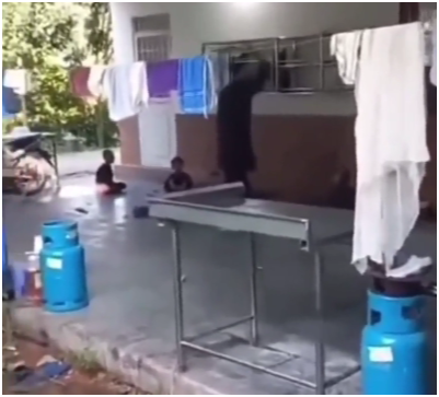Bức xúc c:ờ nhí:p người đàn ông mặc áo nâu đánh cháu bé ở chùa Bầu, Phú Thọ: Đang rần rần rồi