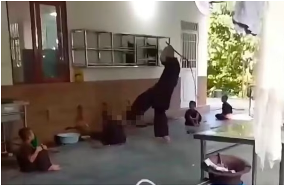Vụ người đàn ông mặc áo nâu đ:á::nh cháu bé đã bị t:ạm gi:ữ: Lãnh đạo địa phương quyết xử nghiêm