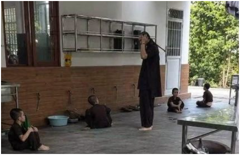 Nhân chứng kể tất tần tật về vụ người đàn ông mặc áo nâu đánh cháu bé ở chùa Bầu, Phú Thọ: Nói điều không ngờ luôn