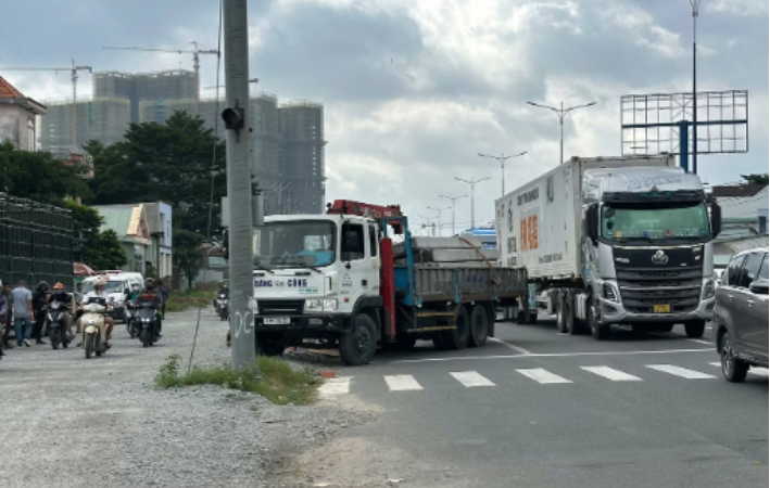 Kinh hoàng xe tải cẩu chở cọc bê tông tông liên tiếp 2 xe máy trên Quốc lộ 13: Một người tử vong, 2 người bị thương