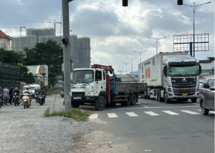 Kinh hoàng xe tải cẩu chở cọc bê tông tông liên tiếp 2 xe máy trên Quốc lộ 13: Một người tử vong, 2 người bị thương
