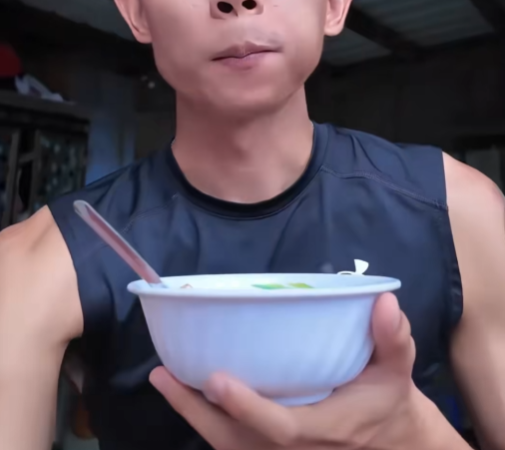 Xót xa cảnh Hồng Thanh thuê trọ, ngủ trong căn phòng vài m², ngày ngày bán hàng online kiếm sống: Người cũ nhìn thấy chắc cũng chạnh lòng