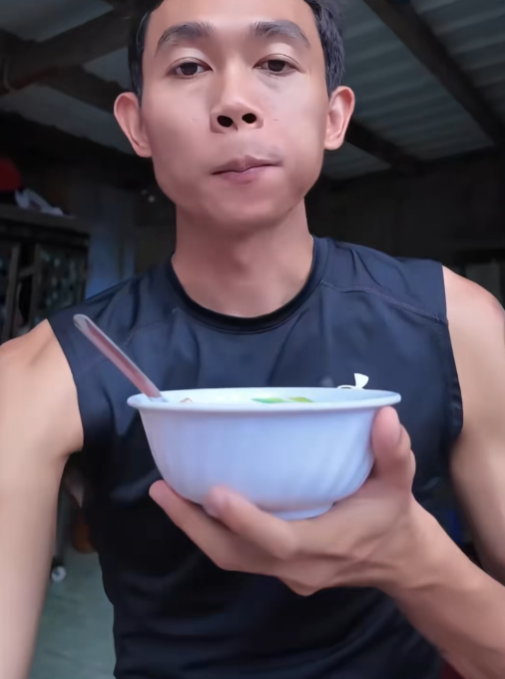 Xót xa cảnh Hồng Thanh thuê trọ, ngủ trong căn phòng vài m², ngày ngày bán hàng online kiếm sống: Người cũ nhìn thấy chắc cũng chạnh lòng