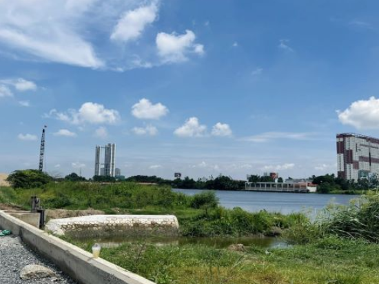 Đi thả ba ba phóng sinh, nam thanh niên tá hỏa phát hiện tấm vải đỏ cháy xém bên bờ sông: Bên trong là bộ xương người