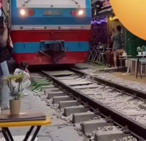 Hé lộ danh tính nữ du khách ngồi sát đường ray quay tàu, bị đoàn tàu hất văng điện thoại: Không ngờ là người này